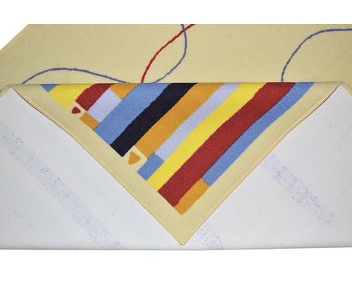 Koberec s abstraktným vzorom, čiastočne preložený, aby bolo vidieť zadnú stranu