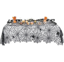 Zdobený stôl s obrusom s motívom pavučiny na Halloween