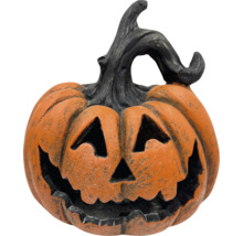 Halloweenska tekvicová dekorácia s vyrezávanou tvárou