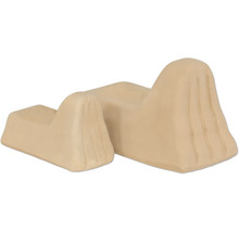 Dve svetlohnedé drevené stupňovité pódiá