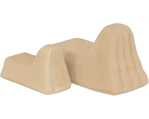 Dve svetlohnedé drevené stupňovité pódiá