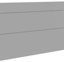 Sivá drevená fasáda s horizontálnymi doskami