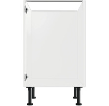 Kuchynská spodná skrinka s otvorenými dvierkami a čiernymi nožičkami