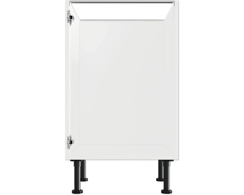 Kuchynská spodná skrinka s otvorenými dvierkami a čiernymi nožičkami