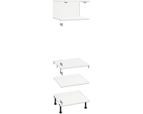 Na obrázku sú biele spodné skrinky s kovaním a čiernymi nohami.