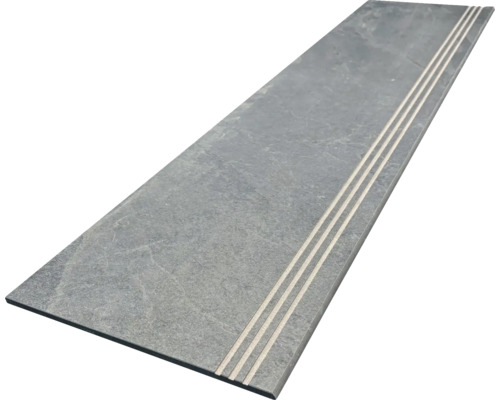 Stupňový prvok z kameňa s drážkami