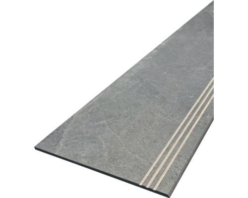 Schodnica z kameňa s drážkami