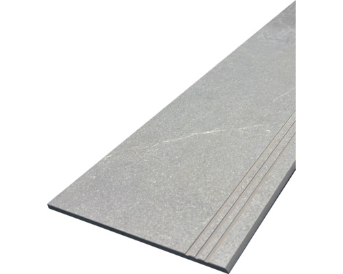 Sivý keramický schod s drážkami