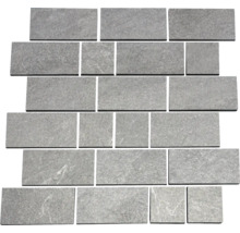 Usporiadanie sivých keramických dlaždíc v rôznych veľkostiach