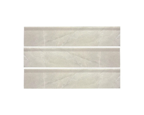 Tri kamenné schodiskové stupne s textúrou podobnou mramoru