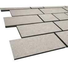 Sivé terasové dosky z kameňa položené