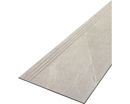 Detail schodovej dlaždice s vrúbkovaným okrajom.