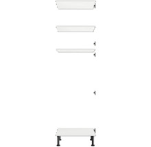 Niekoľko bielych políc s nastaviteľnými nožičkami