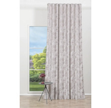 Záves so vzorom pred oknom a malým stolom