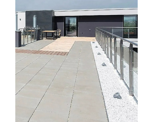 Betónová dlažba Elegant 50x50x cm granit-sivá Strešná terasa s kamennými doskami, štrkom a zábradlím