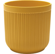 Žltý kvetináč s vertikálnymi rebrami.