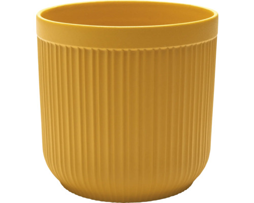 Žltý kvetináč s vertikálnymi rebrami.