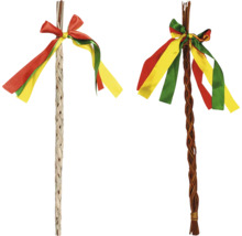 Dva zdobené máje so stuhami