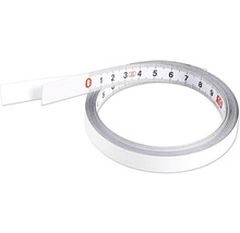 Svinovací meter s centimetrovými údajmi.