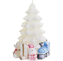 Dekoratívna vianočná sviečka v tvare vianočného stromčeka s medvedíkom, Santa Clausom a vlakom