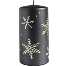Dekoratívna čierna sviečka so vzorom snehových vločiek pre slávnostnú atmosféru.