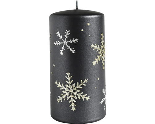 Sviečka FROST VALEC vianočná 7x14cm Dekoratívna čierna sviečka so vzorom snehových vločiek pre slávnostnú atmosféru.