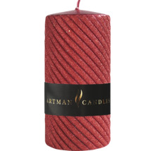 Červená stĺpová sviečka s drážkami a logom Artman Candles