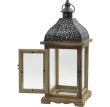 Dekoratívna lampa z dreva a skla s otvorenými dverami.
