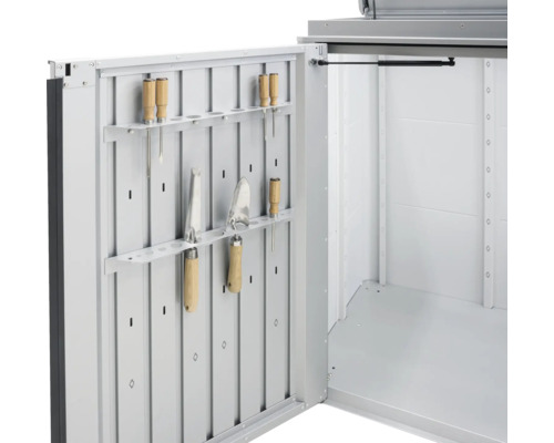 Otvorená záhradná skriňa so záhradným náradím