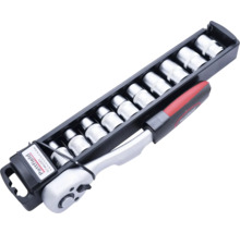 Sada nástrčných kľúčov s račňou a rôznymi nadstavcami v úložnom boxe.