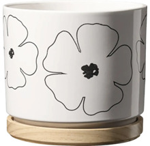 Kvetináč s kvetinovým vzorom a drevenou podložkou