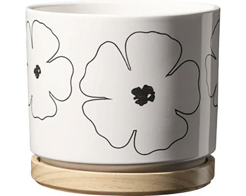 Kvetináč s kvetinovým vzorom a drevenou podložkou