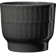Čierny kvetináč s vrúbkovanou textúrou