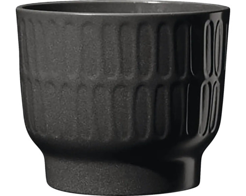 Čierny kvetináč s vrúbkovanou textúrou