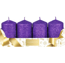 Štyri fialové stĺpové sviečky s trblietkami v balení s logom Glamour Luxury Candles