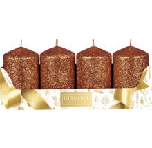 Štyri dekoratívne, trblietavé stĺpové sviečky v balení.