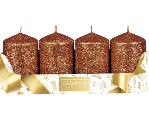 Sviečka adventná glitrovaná 5x8cm 4ks Štyri dekoratívne, trblietavé stĺpové sviečky v balení.