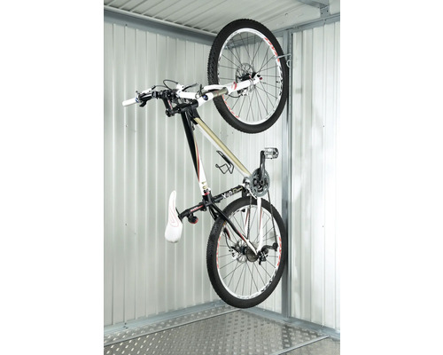 Bicykel na držiaku na bicykle v garáži