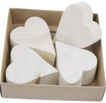 Dekoratívne drevené srdcia v kartónovej krabici