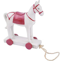 Biely drevený kôň na kolieskach s ťažným lanom ako dekorácia
