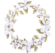 Dekoratívny veniec s bielymi kvetmi a listami