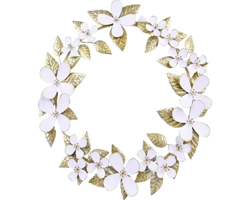 Dekoratívny veniec s bielymi kvetmi a listami
