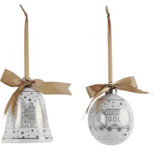 Dve vianočné ozdoby so zlatými mašľami a motívmi domov a vlakov