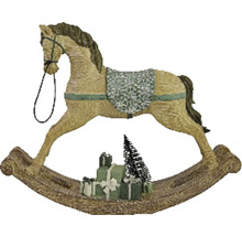 Hojdací koník s darčekmi a vianočným stromčekom ako dekorácia