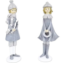 Dve dekoratívne zimné figúrky s čiapkou, kabátom, šálom a doplnkami.