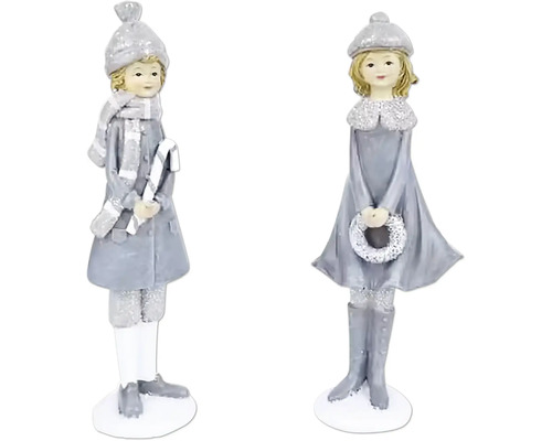Vianočná figúrka dievča v zimnom s prútikom/vencom šedá/strieborná 7x20x4,5 cm mix 2 druhov cena za 1 Dve dekoratívne zimné figúrky s čiapkou, kabátom, šálom a doplnkami.
