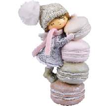 Dekoratívna figúrka dievčaťa s čiapkou opretej o hromadu makróniek