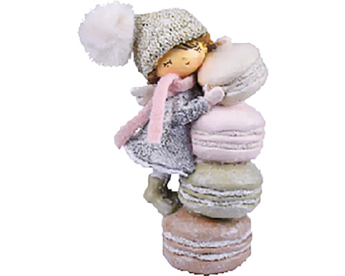 Dekoratívna figúrka dievčaťa s čiapkou opretej o hromadu makróniek