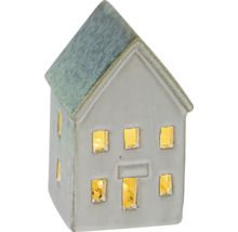 Dekoratívny keramický dom s oknami, ktoré sú osvetlené zvnútra