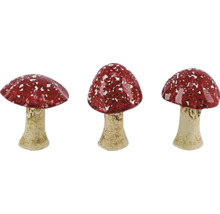 Tri muchotrávky ako záhradná dekorácia